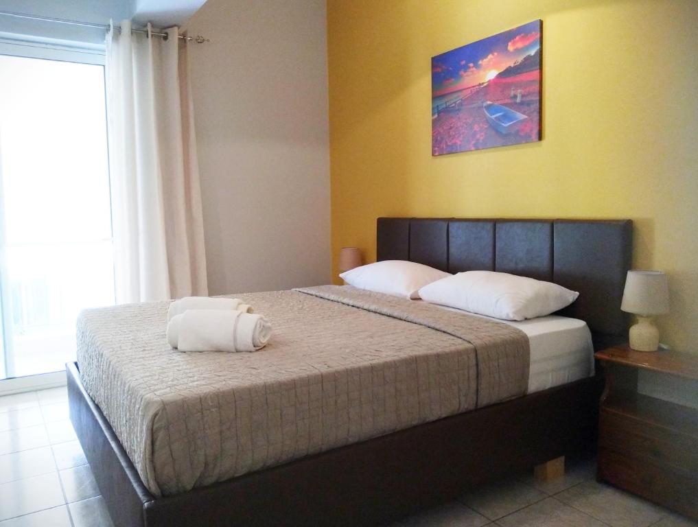 A bed or beds in a room at OSCAR STUDIO KALAMATA city centre