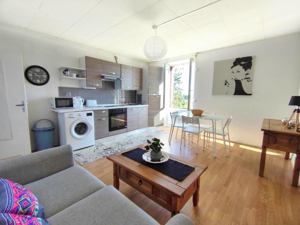 Number 22 - Le Dorat - Apartment 4 with garden & free parking - Apartment Mit Zwei Schlafzimmern