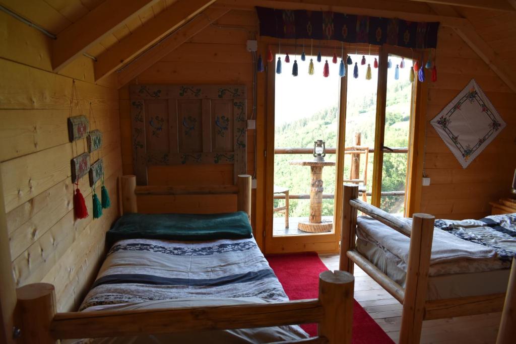 1 dormitorio con 2 camas en una cabaña de madera en Grandfather's place Budevice en Plav