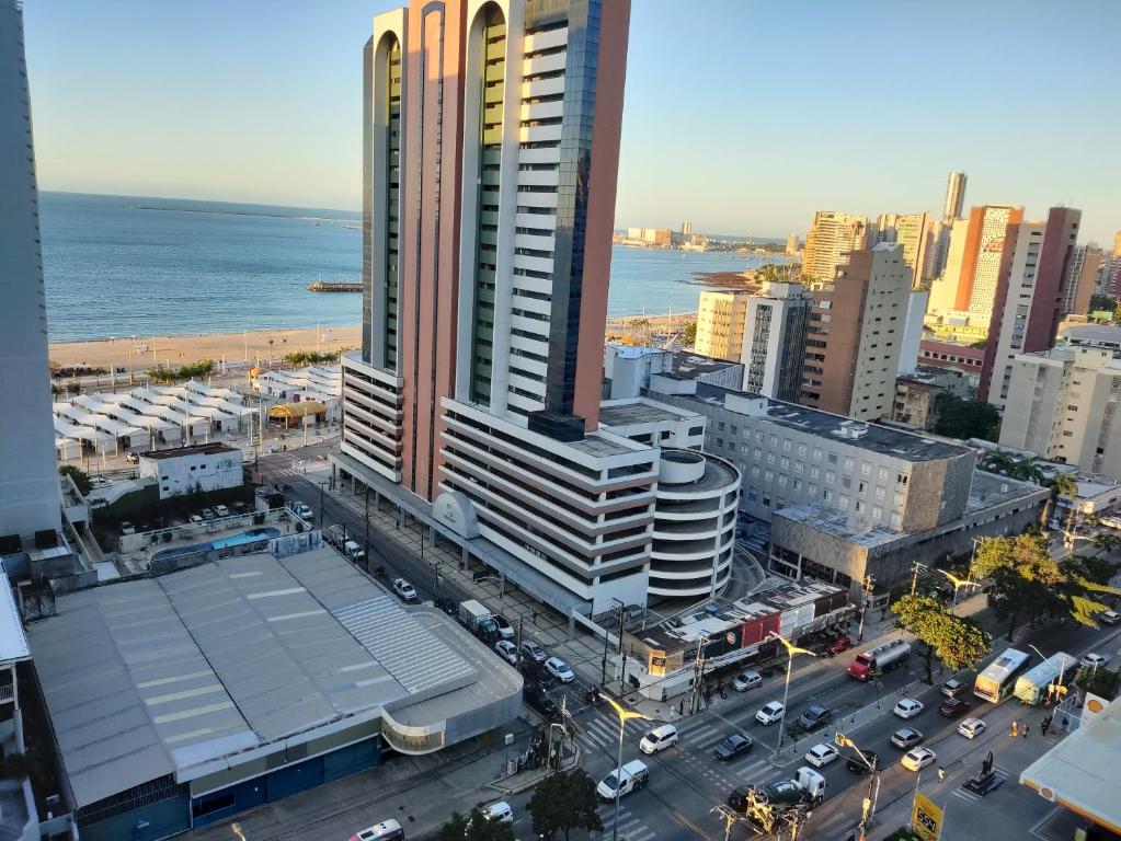 - une vue aérienne sur une ville avec des bâtiments et l'océan dans l'établissement Via Venetto Flat Fortaleza Brasile, à Fortaleza