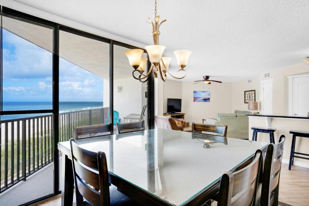 - une salle à manger avec vue sur l'océan dans l'établissement Aquavista 304W, à Panama City Beach