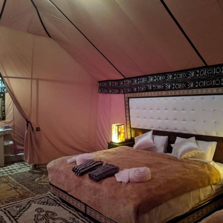 Postel nebo postele na pokoji v ubytování Fabulous luxury camp