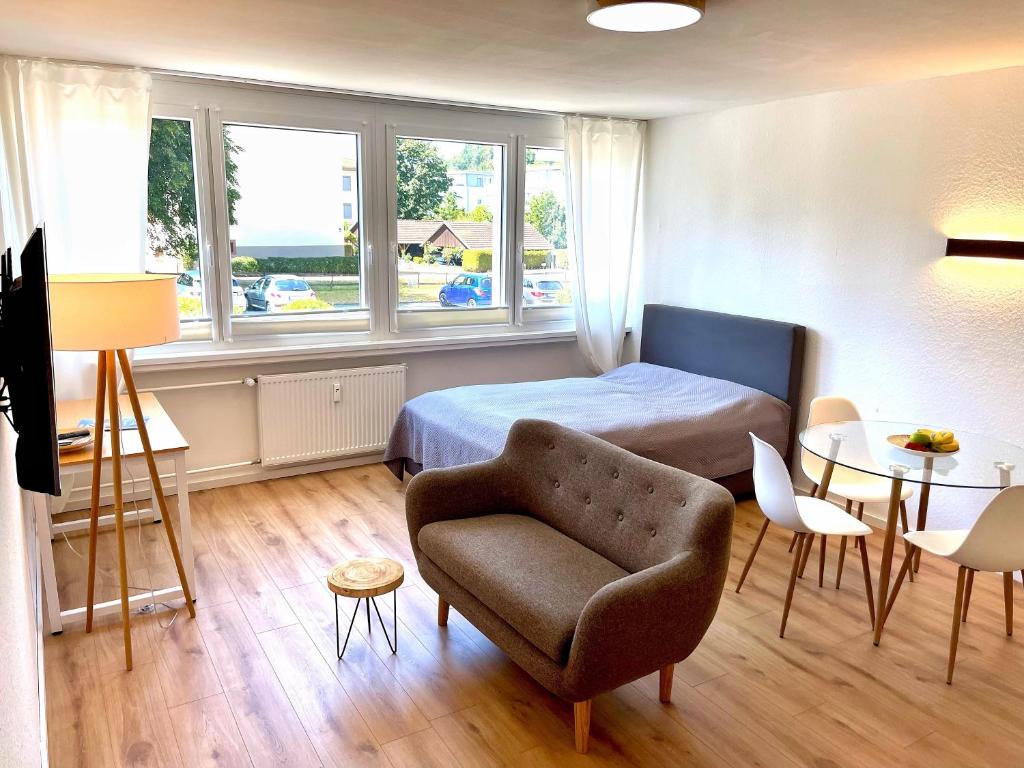 um quarto com uma cama, uma cadeira e uma mesa em Ferienwohnung Kestel ab 2 Nächte em Schopfheim