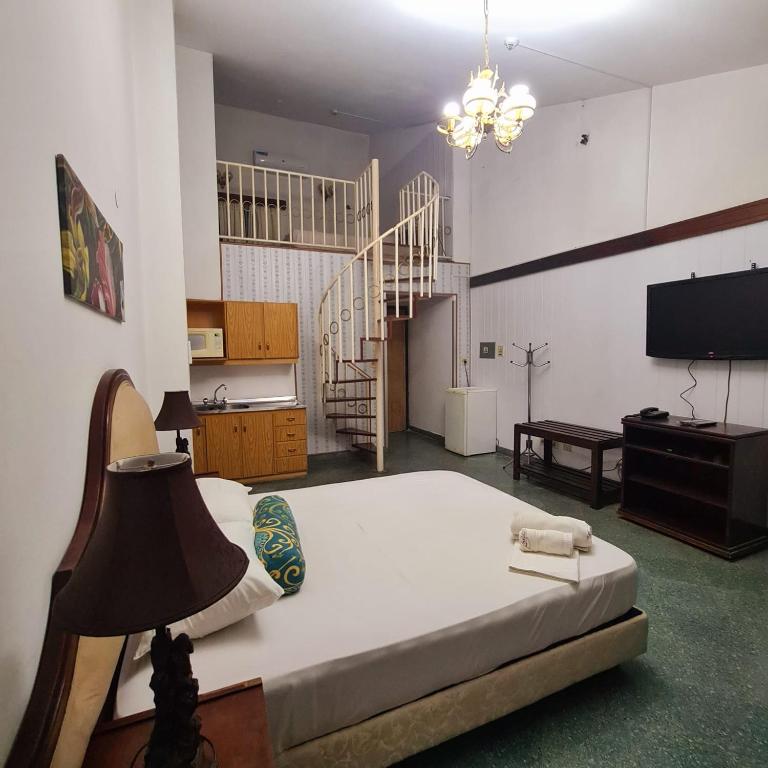 Postel nebo postele na pokoji v ubytování Hotel Hassler