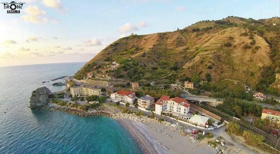 een luchtzicht op een strand met een berg bij Hotel Mareblu in Amantea