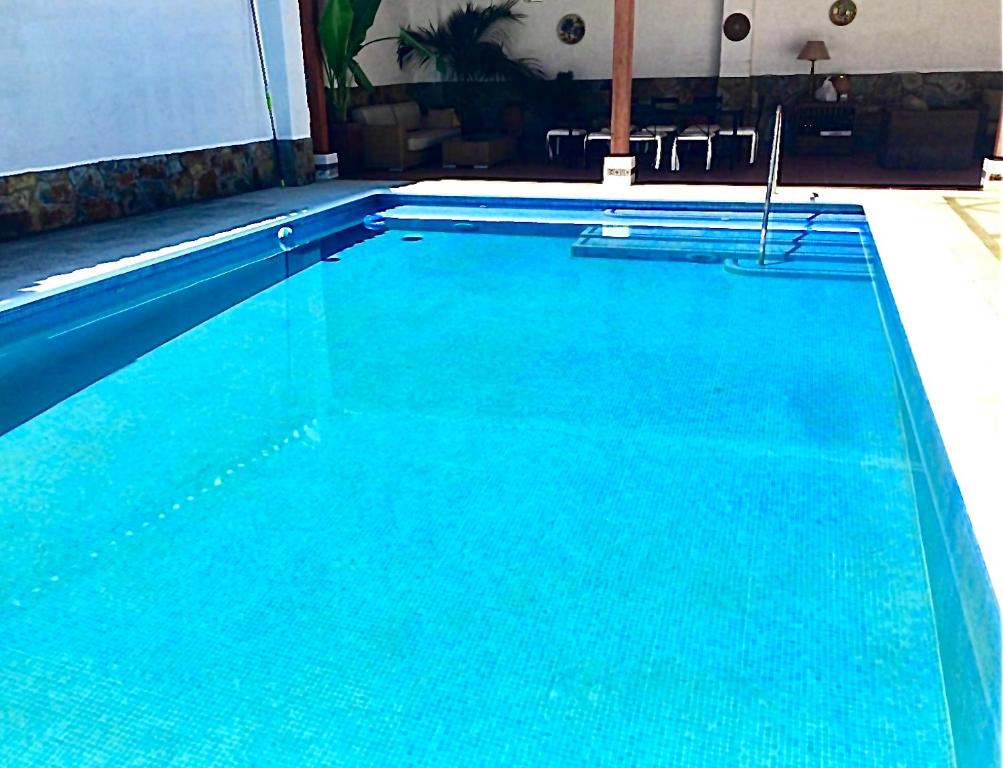 une grande piscine bleue avec de l'eau bleue dans l'établissement Casa Rural Los Olmos, à La Codosera