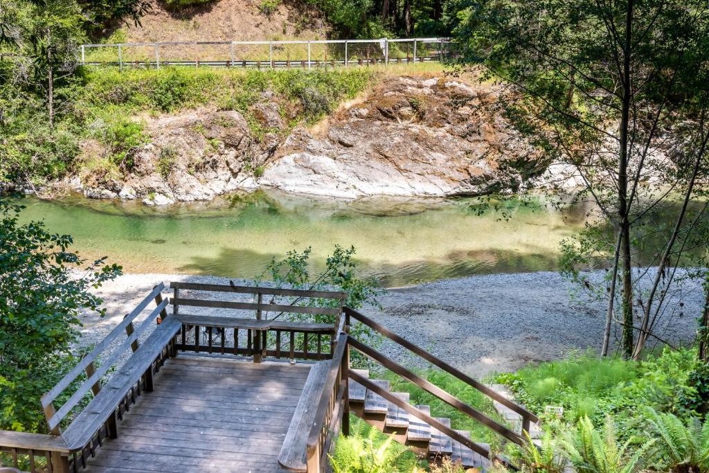 een houten brug over een waterlichaam bij Dreamwood in Cazadero