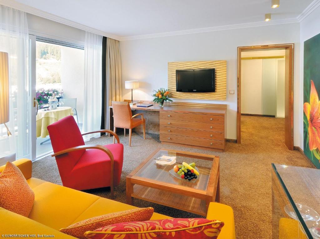 TV a/nebo společenská místnost v ubytování EUROPÄISCHER HOF Aktivhotel & Spa