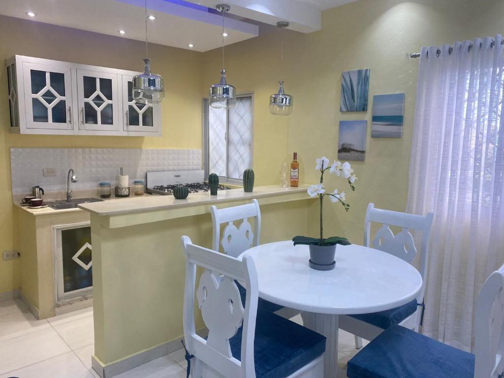 Kuchyň nebo kuchyňský kout v ubytování Apartamentos Melya cerca de la Playa Caleta