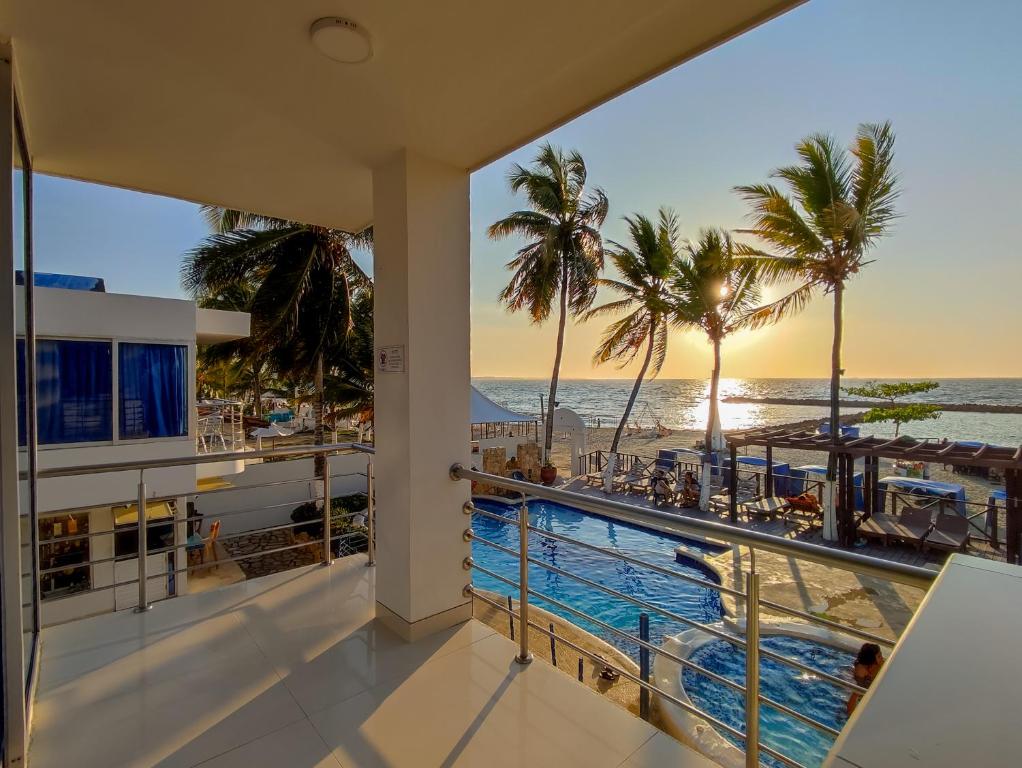 balcón con vistas a la playa y al océano en Hotel Portoalegre, en Coveñas