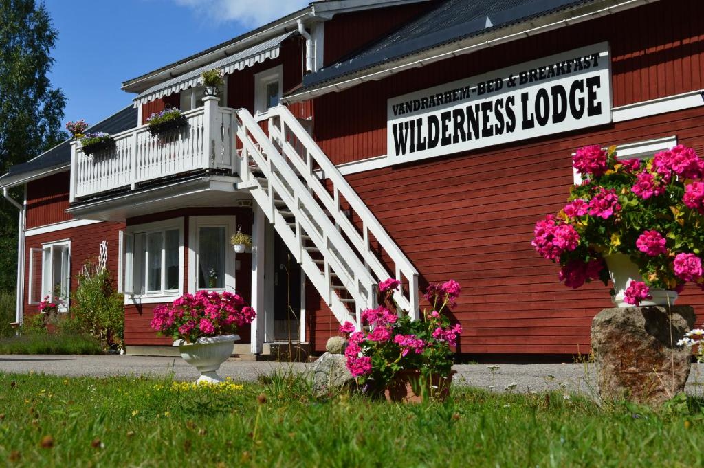 um edifício vermelho com uma escada branca em Wilderness Lodge em Kloten