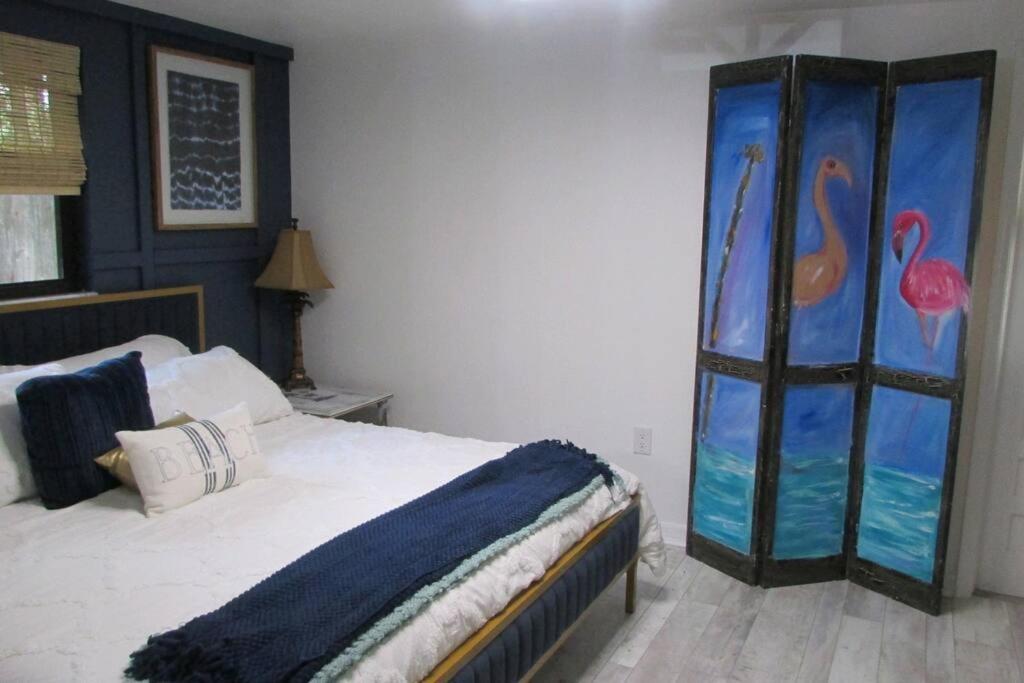 Postel nebo postele na pokoji v ubytování Welcome to The Bray Escape 4 miles to Siesta Key