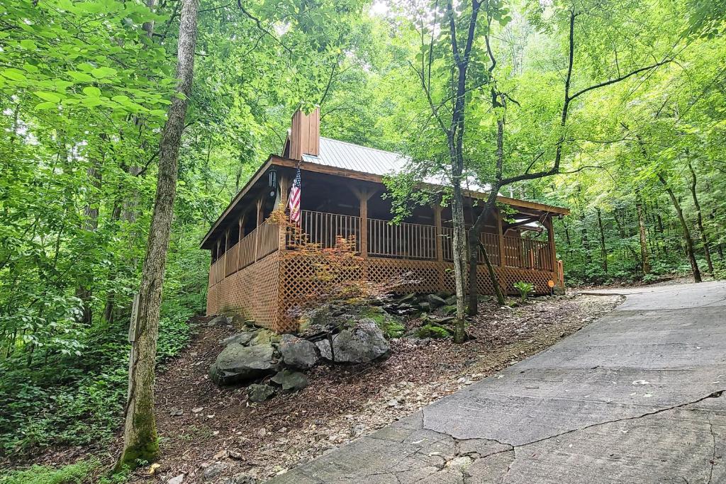 eine Hütte mitten im Wald mit Auffahrt in der Unterkunft Timberwinds in Townsend