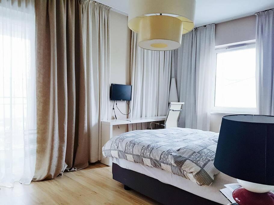 Posteľ alebo postele v izbe v ubytovaní Warsaw King Size Apartment