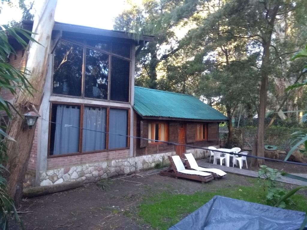 Cette petite cabine dispose d'une terrasse, d'une table et de chaises. dans l'établissement Complejo Cabaña casas paraíso familiar, à Mar del Plata