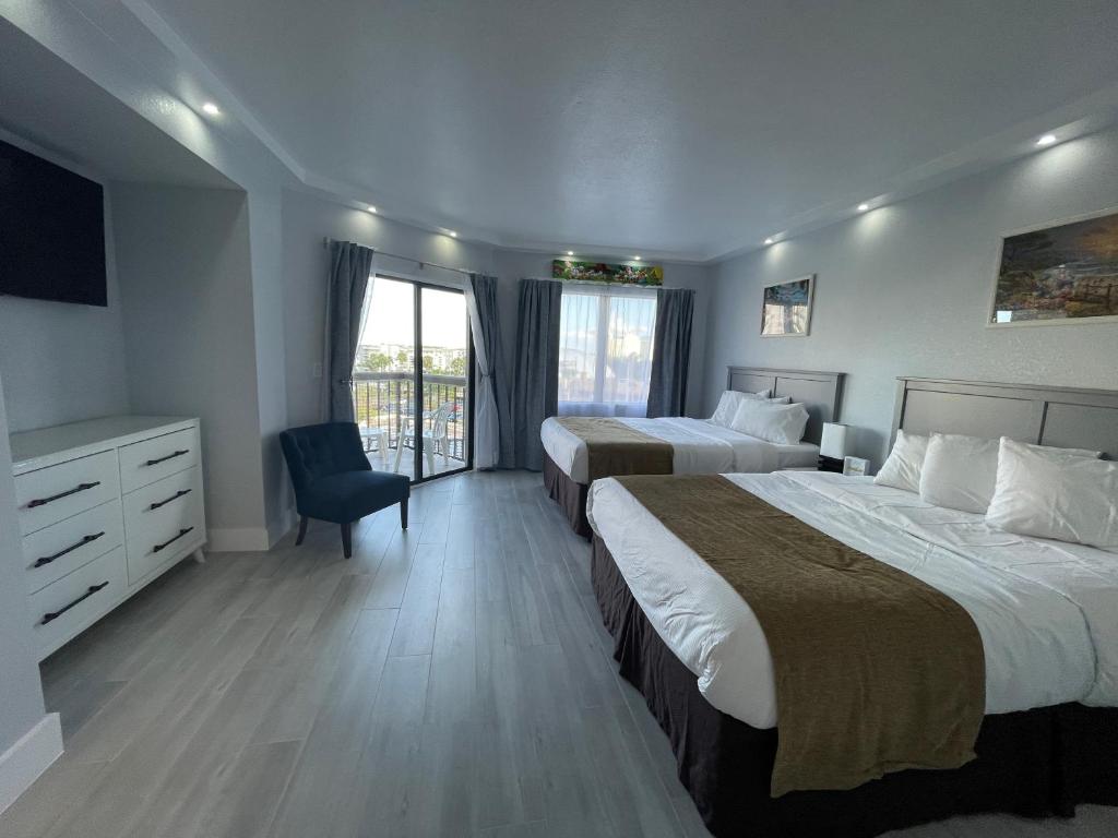 Cette chambre comprend deux lits et une télévision. dans l'établissement Lovely 1 bedroom Condo with pool, à Orlando