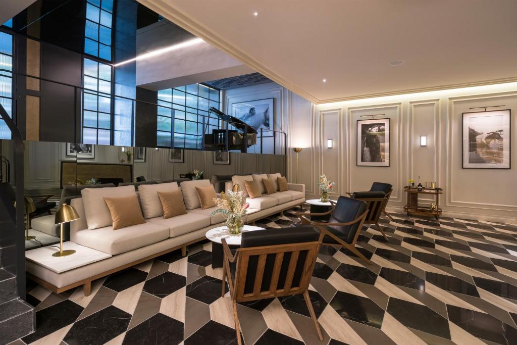 a living room with a couch and a checkered floor at The Amsterdam-Luxury Plus by Viadora in Mexico City