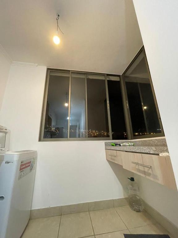 a white wall with a window in a kitchen at Edificio Gran Marino in Antofagasta