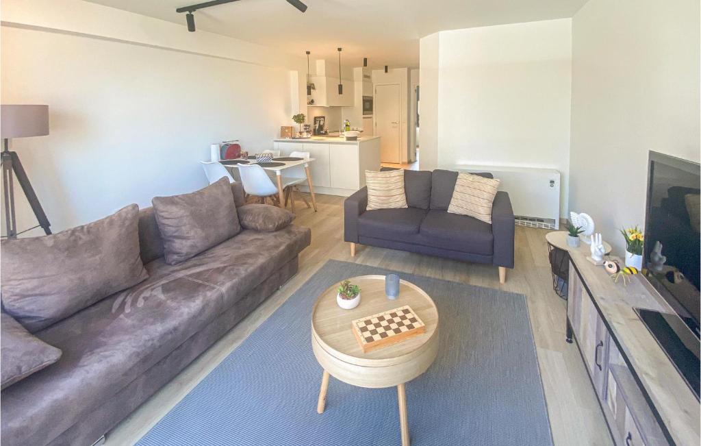 ein Wohnzimmer mit einem Sofa und einem Tisch in der Unterkunft 1 Bedroom Lovely Apartment In Oostende in Ostende