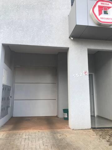 a garage with two garage doors on the side of a building at Casa com 2 quartos agradáveis com ar condicionado in Foz do Iguaçu