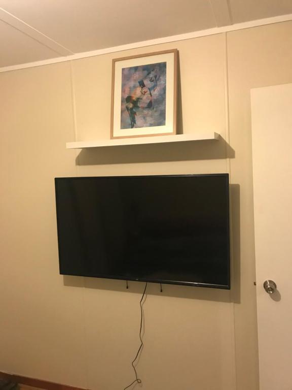 TV a/nebo společenská místnost v ubytování Investigator Beach Breeze Apartments U3