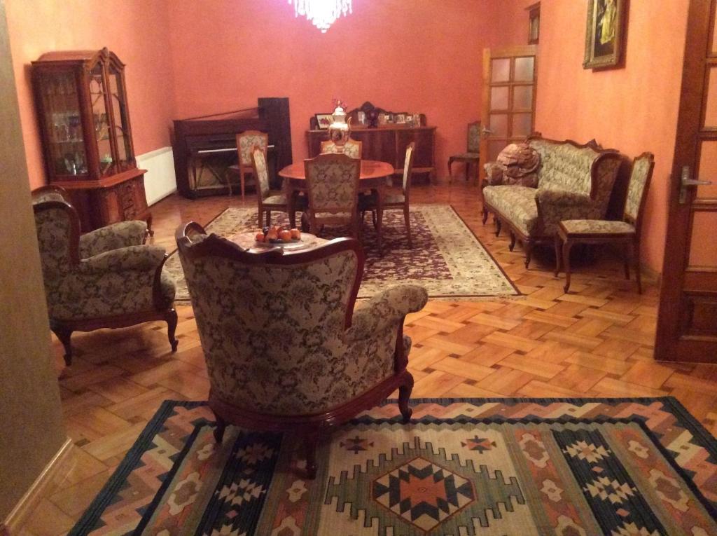 Posezení v ubytování Gurami Guest House 1