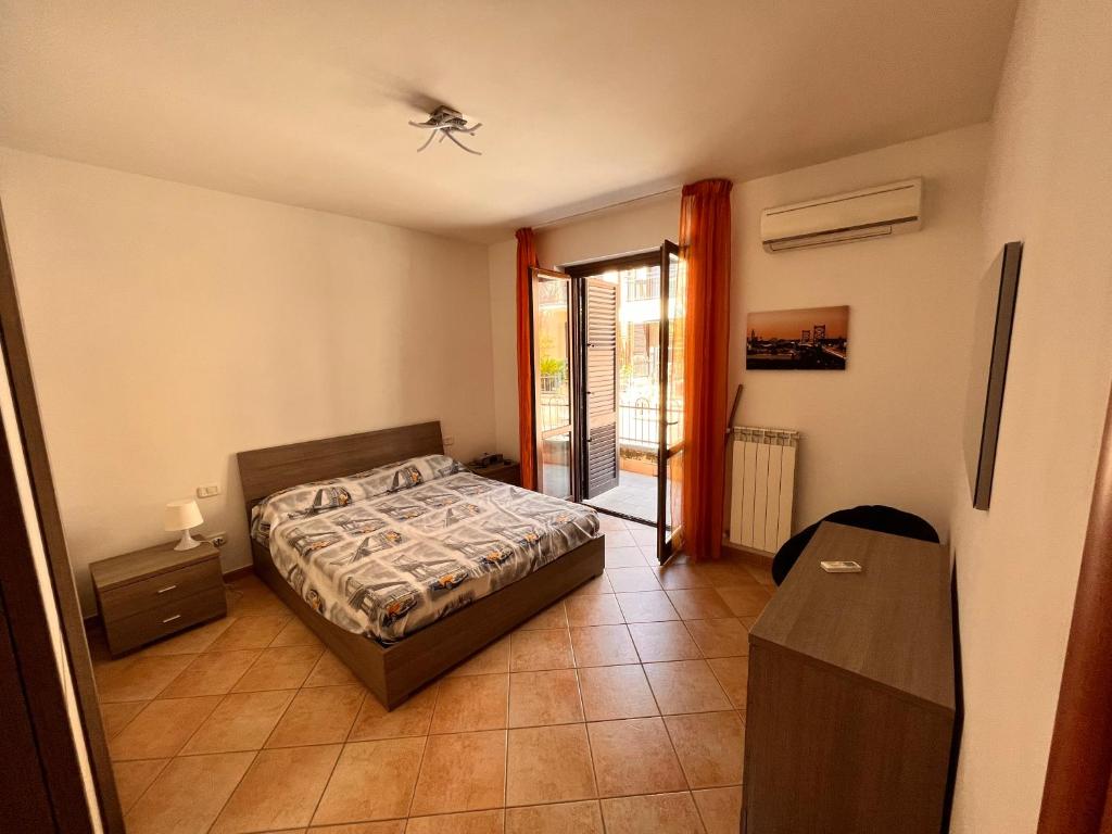 una camera con letto e porta di accesso a un balcone di holiday home a Vasto