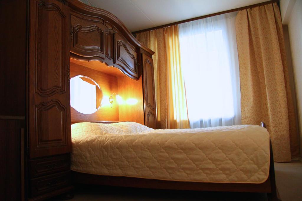 - une chambre avec un lit à baldaquin et une fenêtre dans l'établissement Cosy Apartments on Kievskaya, à Moscou