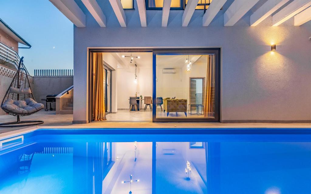 una piscina frente a una casa en Villa RougeMarin - Marin with private pool, en Medulin