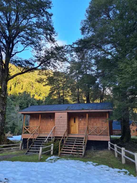 Peisaj natural din apropierea acestei cabane