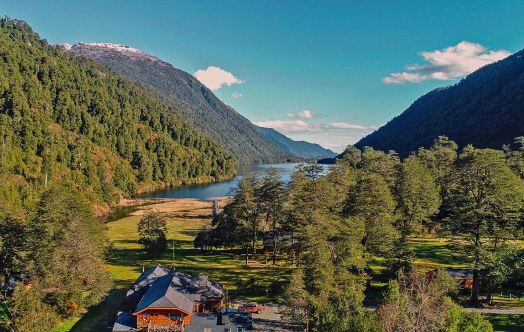 Peisaj natural din apropierea acestei cabane