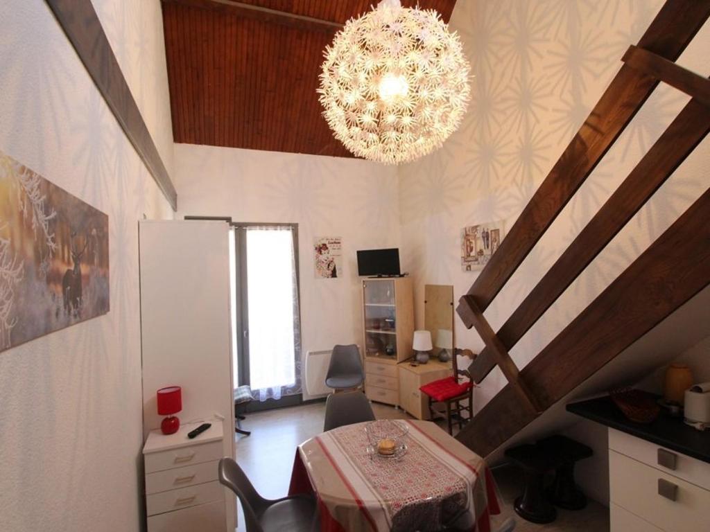 Televízia a/alebo spoločenská miestnosť v ubytovaní Luchon Centre: Duplex Studio 2/3 Pers, Balcon, Parking - FR-1-313-209