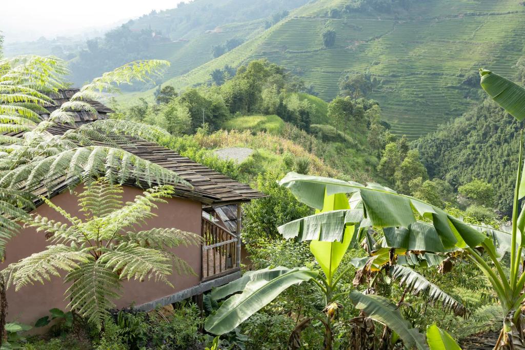 een huis met uitzicht op een berg bij Chapa Farmstay - Mountain Retreat in Sa Pa