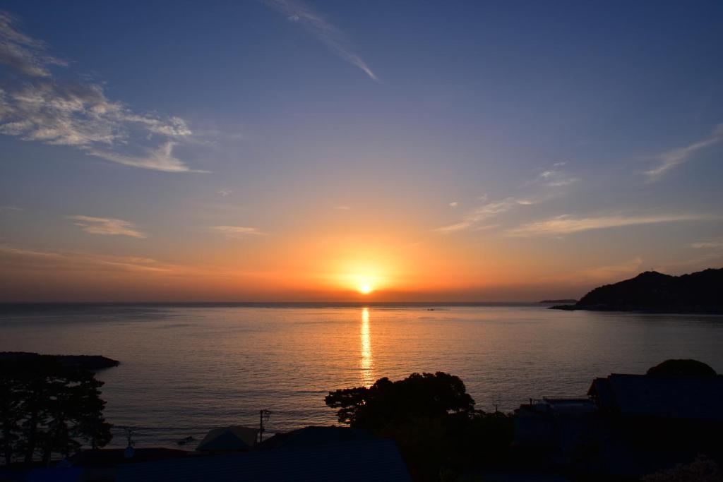 熱海市にあるオーベルジュ フォンテーヌ ブロー 熱海の水上夕日