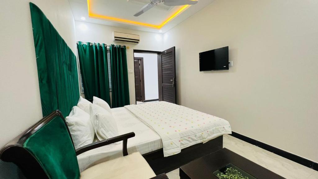 una piccola camera con letto e TV di Hotel Double1 a Islamabad