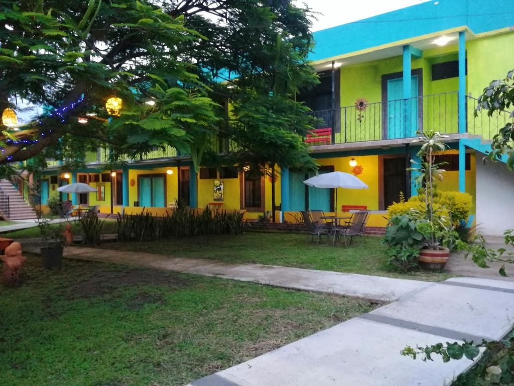 vista sulla parte anteriore di una casa di Hacienda San Miguel a Tlayacapan