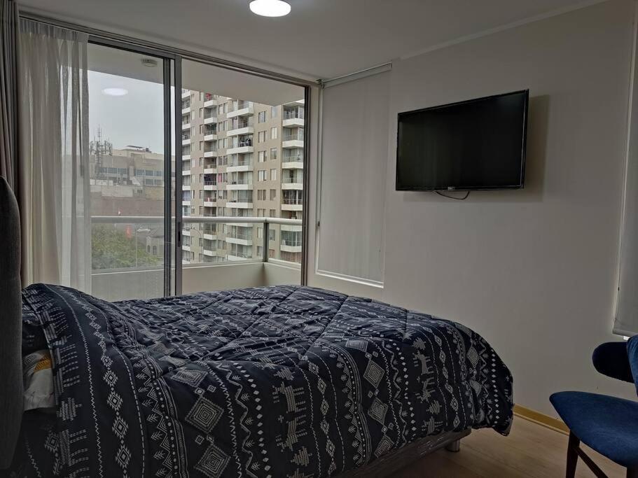 1 dormitorio con 1 cama y TV de pantalla plana en Departamento Full en Lince, en Lima
