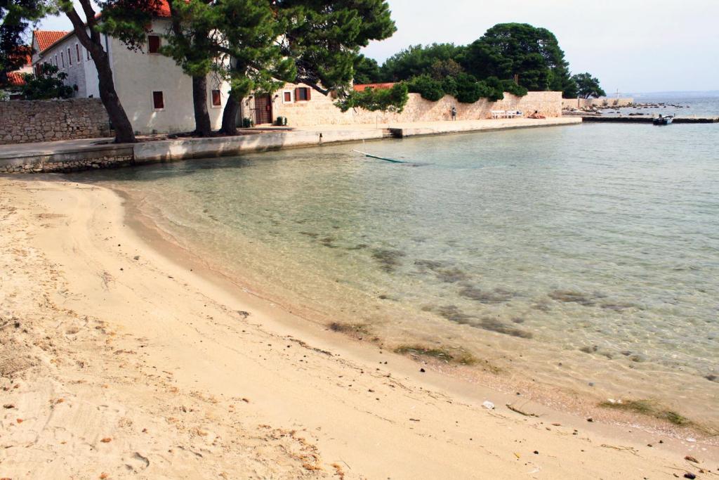 Zdjęcie z galerii obiektu Apartments by the sea Ugljan - 348 w mieście Ugljan