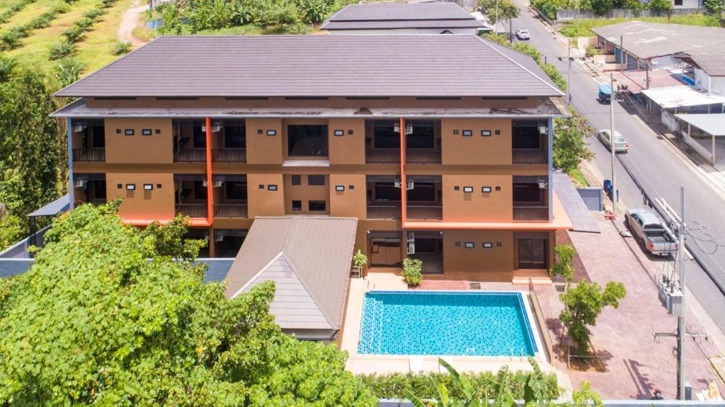 Bazén v ubytování Thip Thip Hotel nebo v jeho okolí