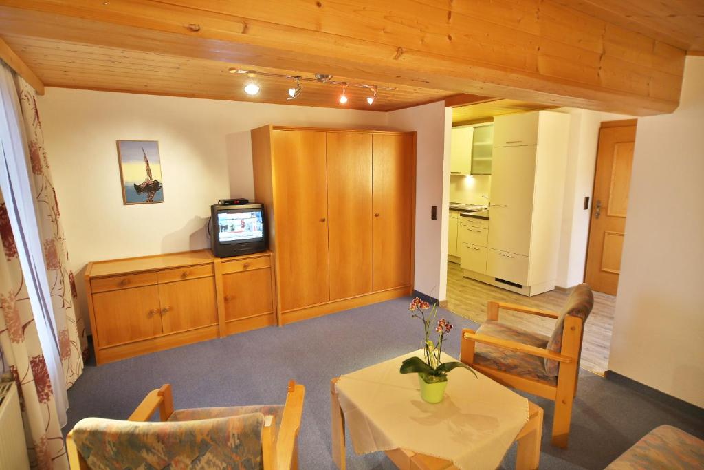 A kitchen or kitchenette at Frühstückspension Jagdhof