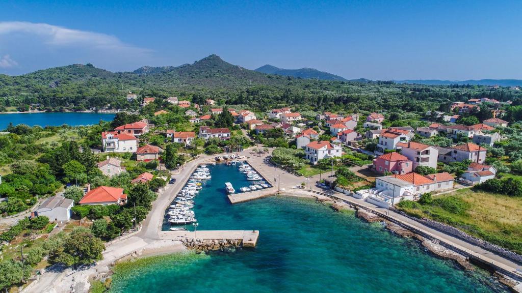 Fotografie z fotogalerie ubytování Apartments by the sea Ugljan - 15104 v destinaci Ugljan