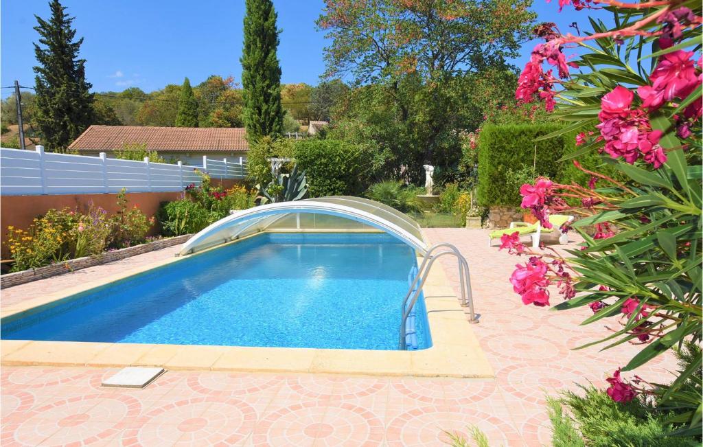 una piscina in un giardino con un poolvisor di Cozy Home In Donzre With House A Panoramic View a Donzère
