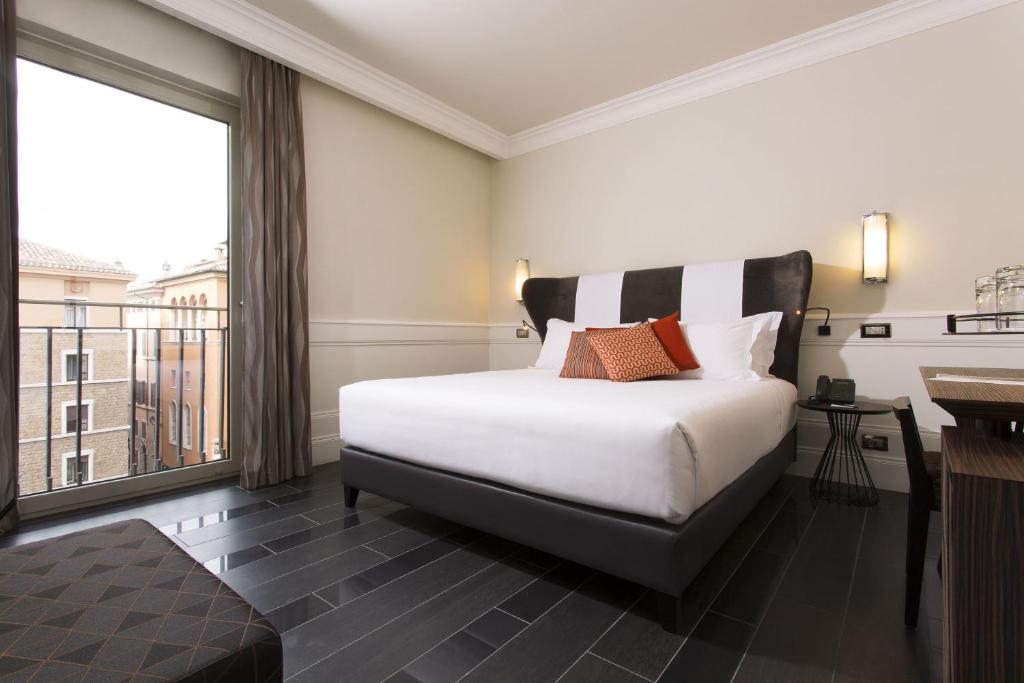 A bed or beds in a room at Palazzo Navona Hotel