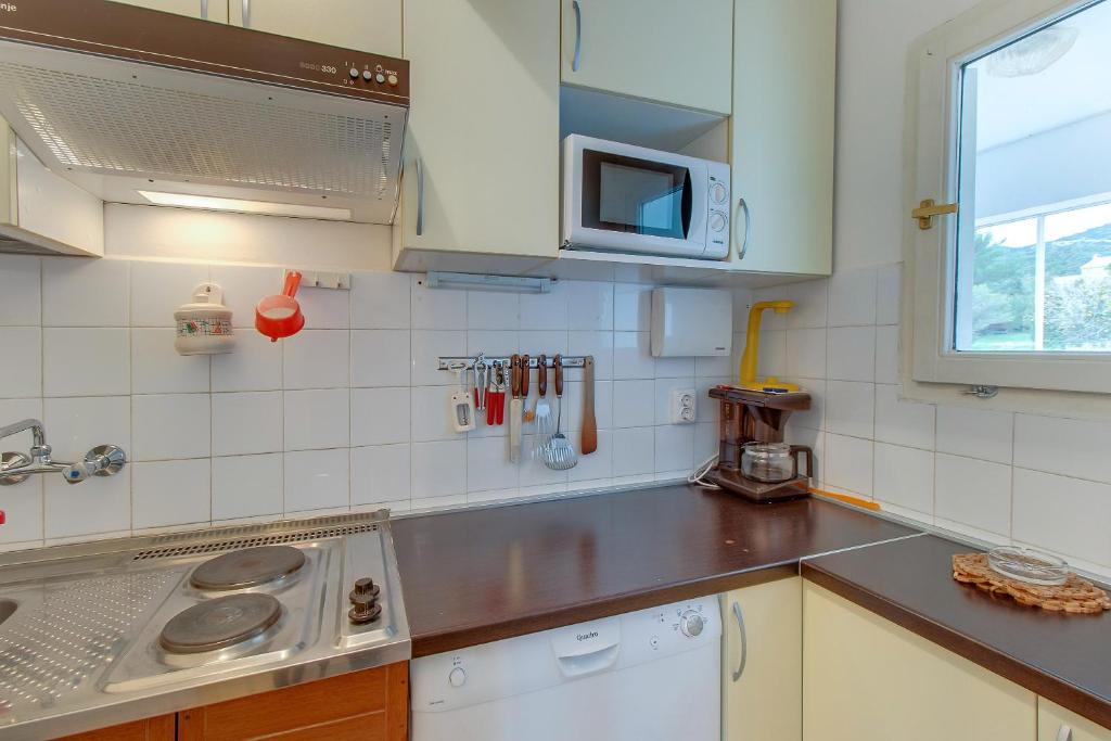 Kuchyňa alebo kuchynka v ubytovaní Apartments by the sea Nerezine, Losinj - 2516