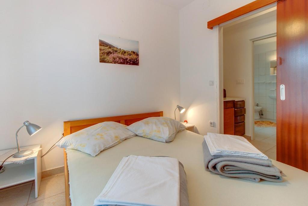 Posteľ alebo postele v izbe v ubytovaní Apartments by the sea Nerezine, Losinj - 2516