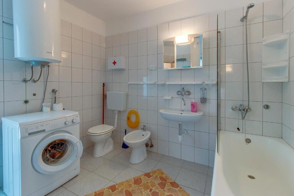 Kúpeľňa v ubytovaní Apartments by the sea Nerezine, Losinj - 2516