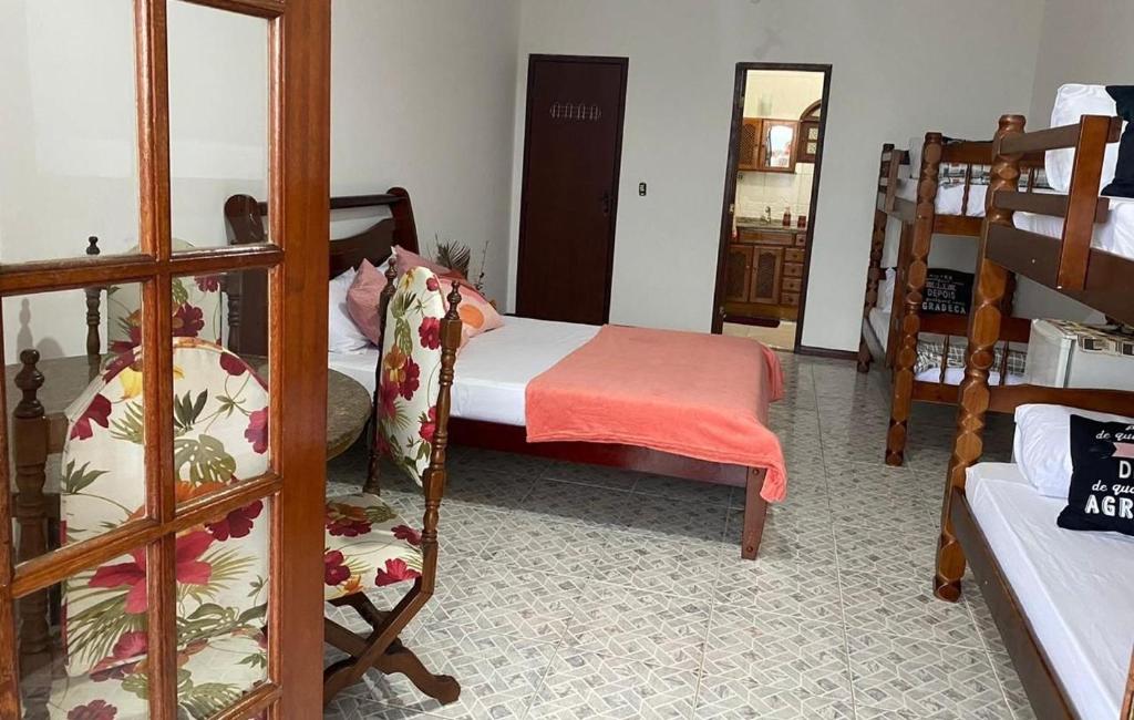 Praia Virgem Hostel - 带阳台的家庭套房