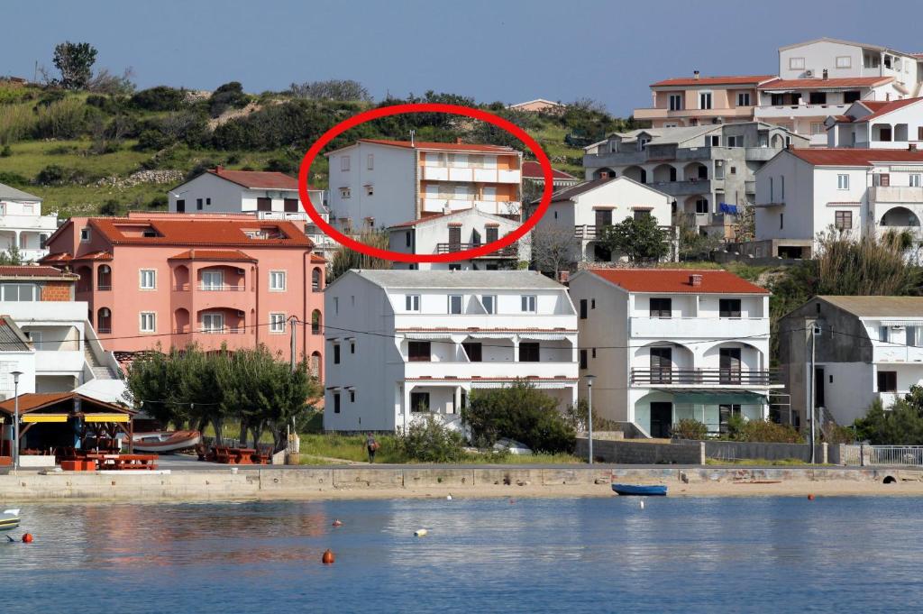 un cercle rouge au milieu d'une ville dans l'établissement Apartment Metajna 527f, à Metajna