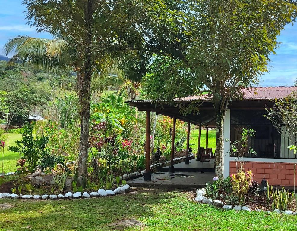 una casa con un pabellón en un jardín en Selva Mayo, en Moyobamba