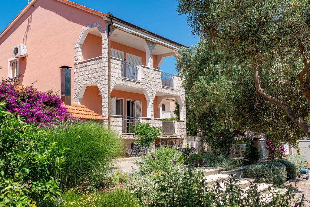 Vonkajšia záhrada v ubytovaní Apartments with parking spaces Orebic, Peljesac - 4552